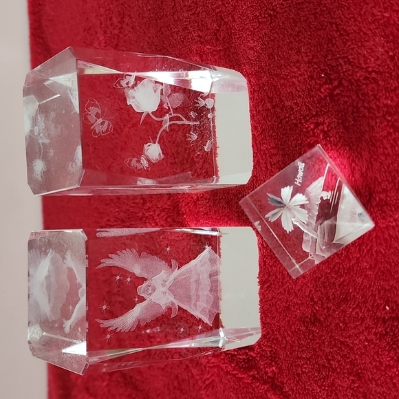 3 piece of 3D Glass paper weights Display. - Picture 4 of 10